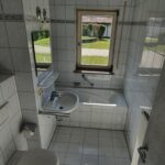 Badezimmer mit Badewanne, Fenster und weißen Fließen